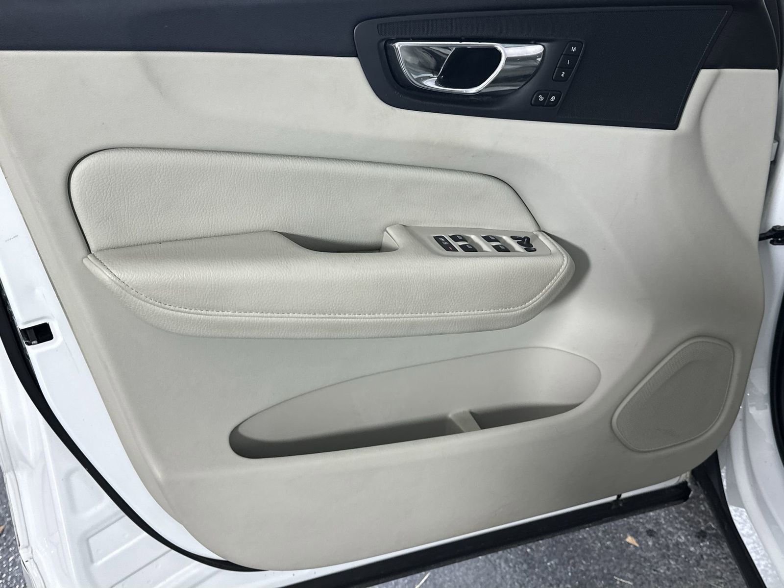 Used 2018 Volvo XC60 T5 Momentum w/ Convenience Package image 13