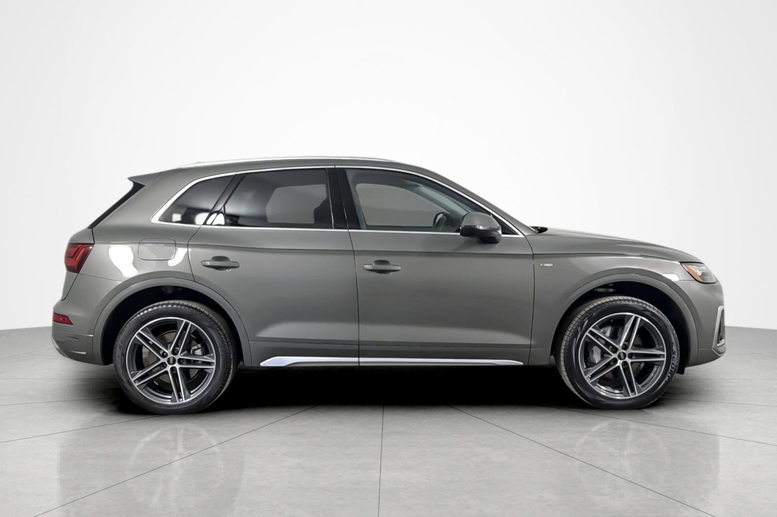 Used 2023 Audi Q5 e Premium w/ Convenience Package image 6