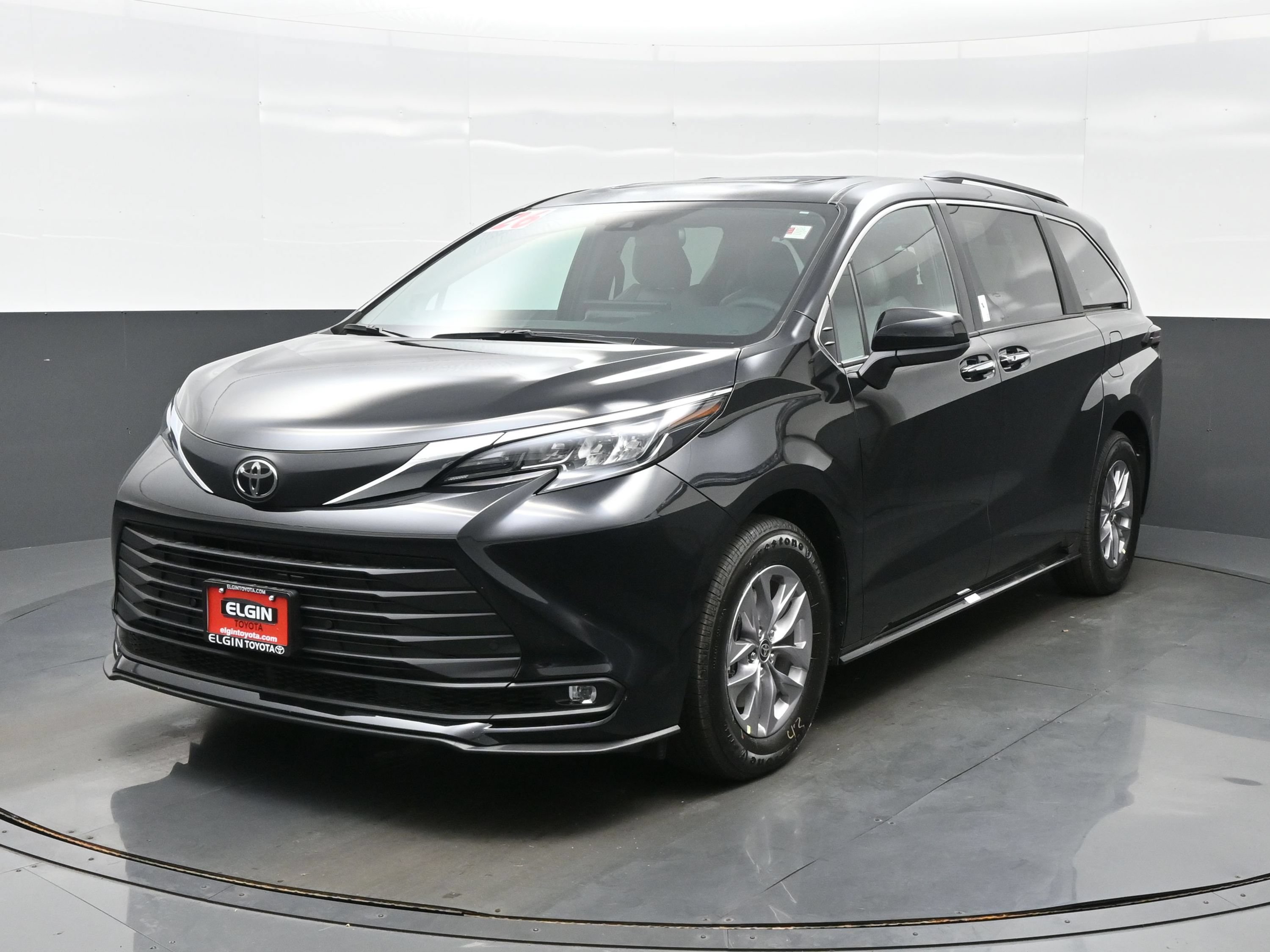 Used 2026 Toyota Sienna XLE FWD image 2