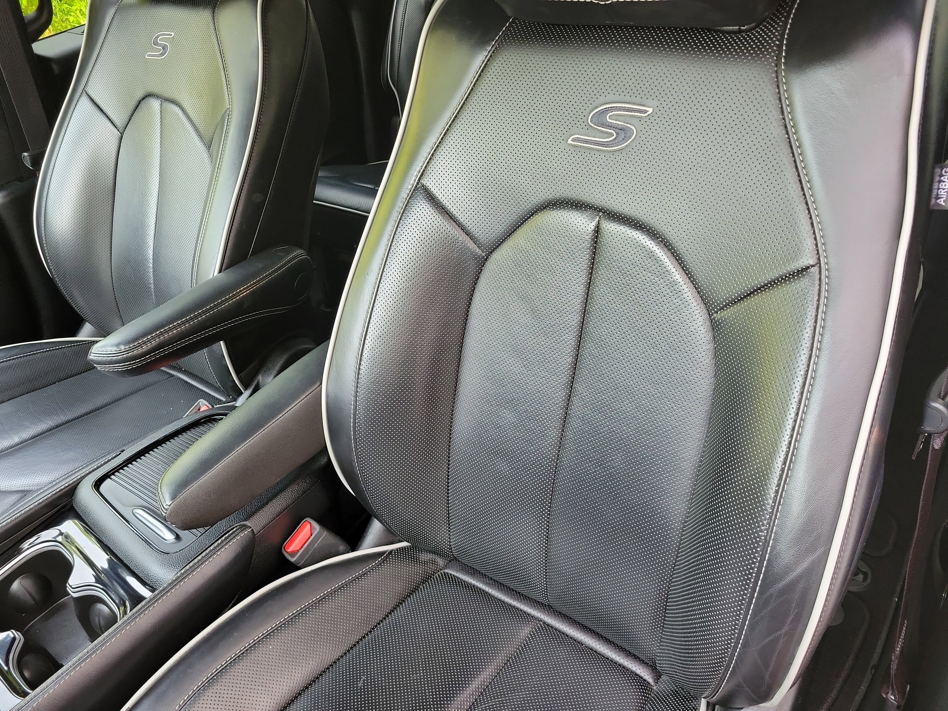 Used 2025 Chrysler Pacifica Limited image 11