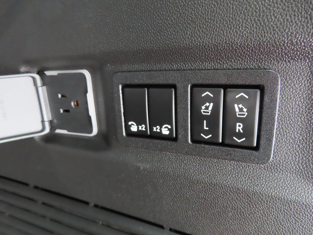 Used 2022 GMC Yukon Denali w/ Denali Premium Package image 19