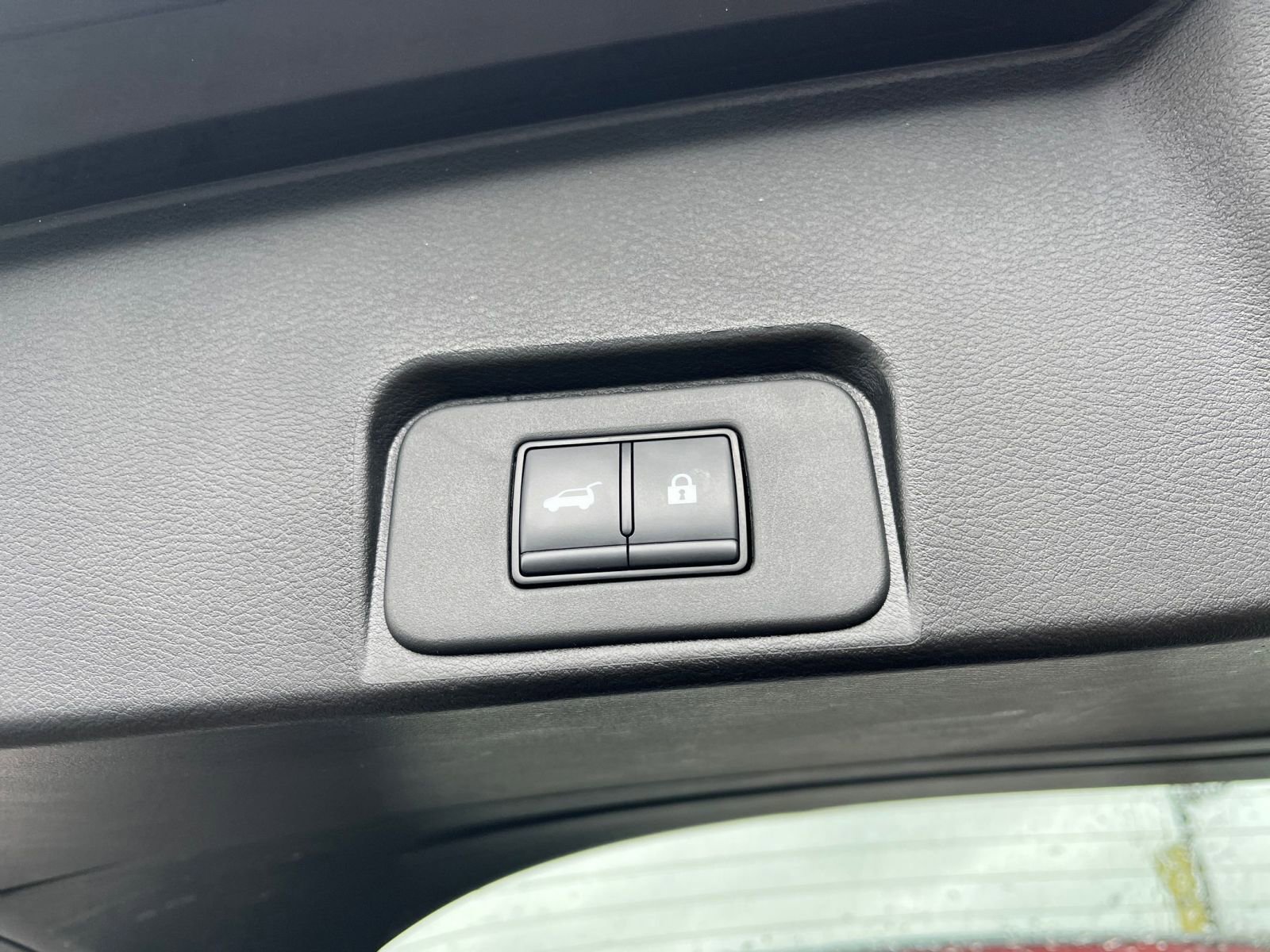 Used 2025 Nissan Rogue SV image 23