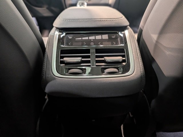 Used 2025 Volvo XC90 B6 Plus image 26