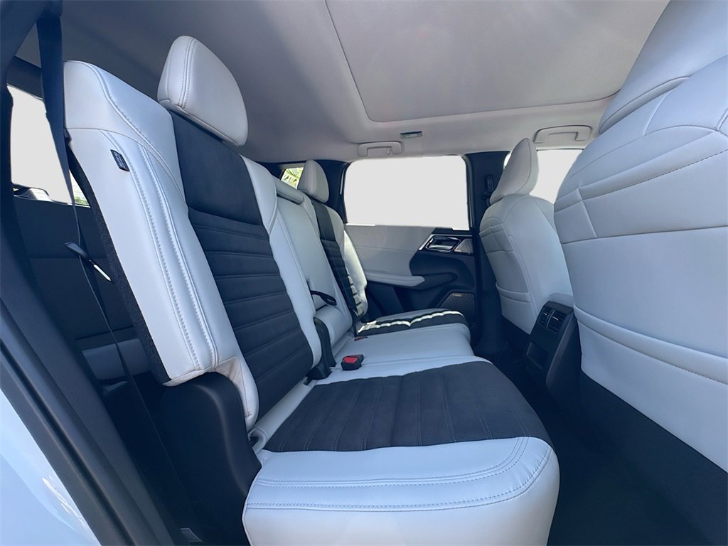 New 2025 Mitsubishi Outlander SE image 30