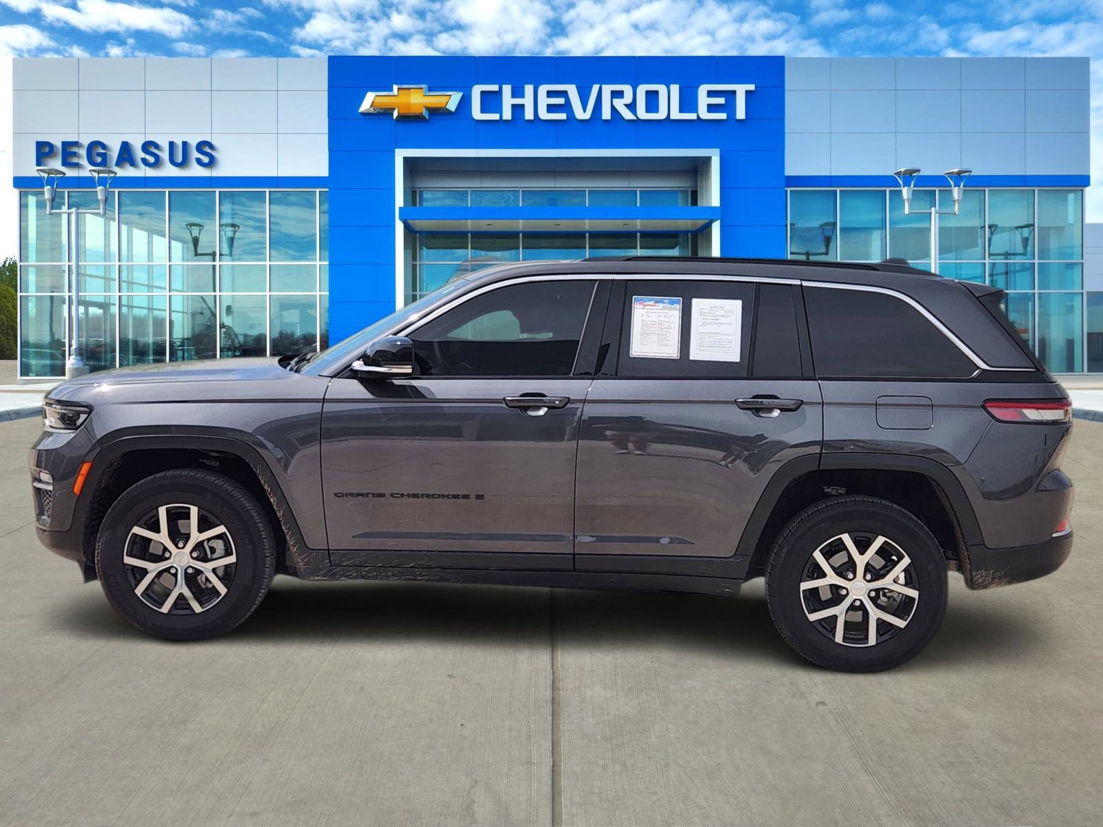 Used 2025 Jeep Grand Cherokee Limited RWD image 3