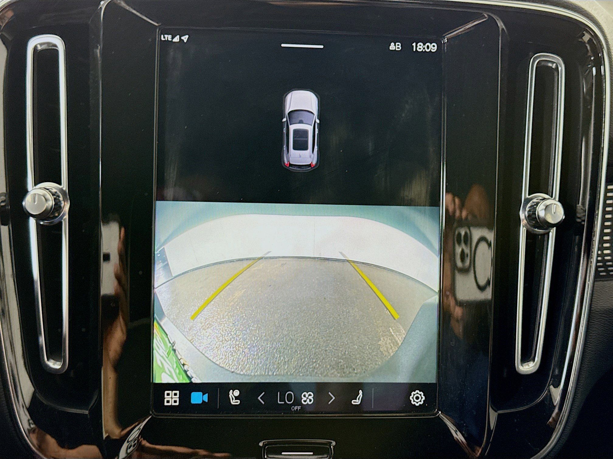 Used 2022 Volvo XC40 P8 Recharge Plus image 19