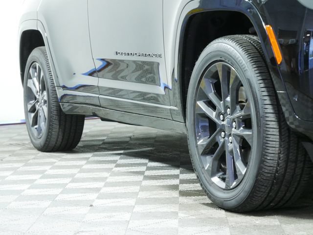 Used 2026 Jeep Grand Cherokee Limited AWD/4WD image 8