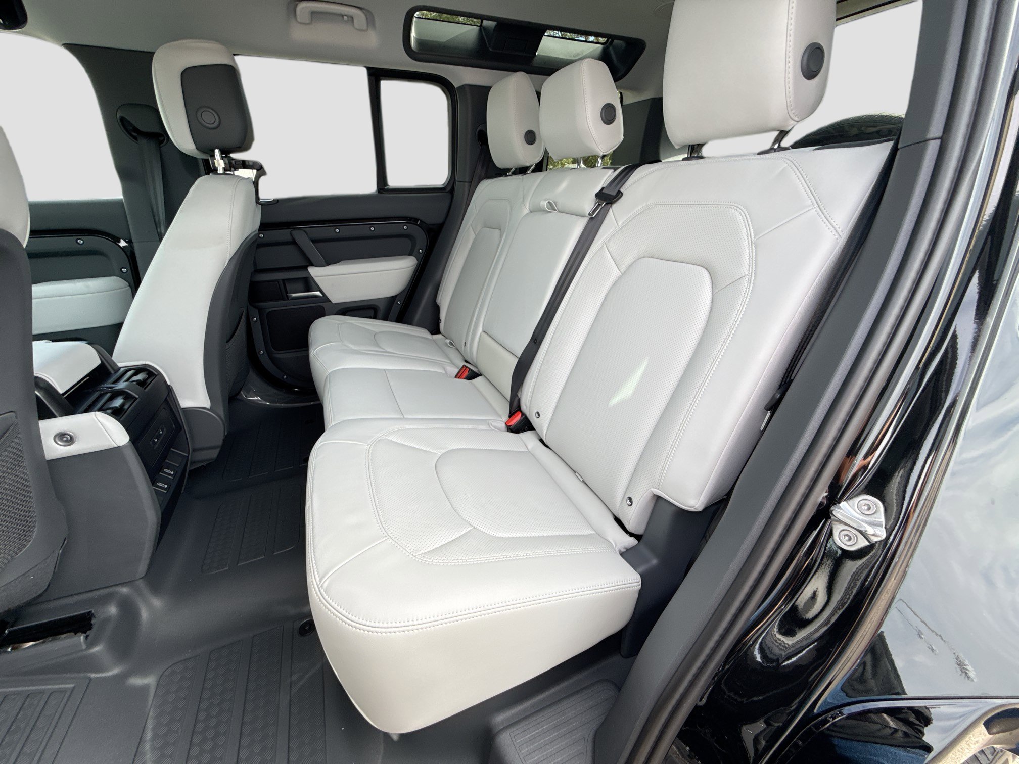 New 2026 Land Rover Defender 110 X-Dynamic SE image 21