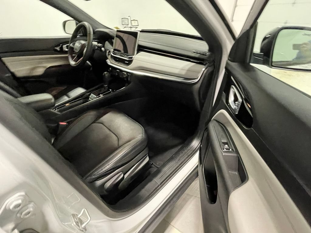 Used 2023 Jeep Compass Limited AWD/4WD image 25