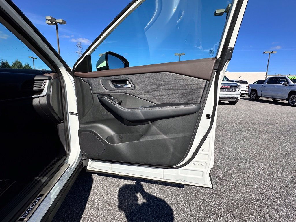Used 2023 Nissan Rogue SV AWD/4WD image 15