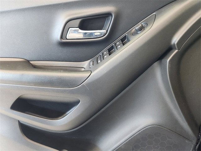 Used 2022 Chevrolet Trax LT w/ LT Convenience Package image 7