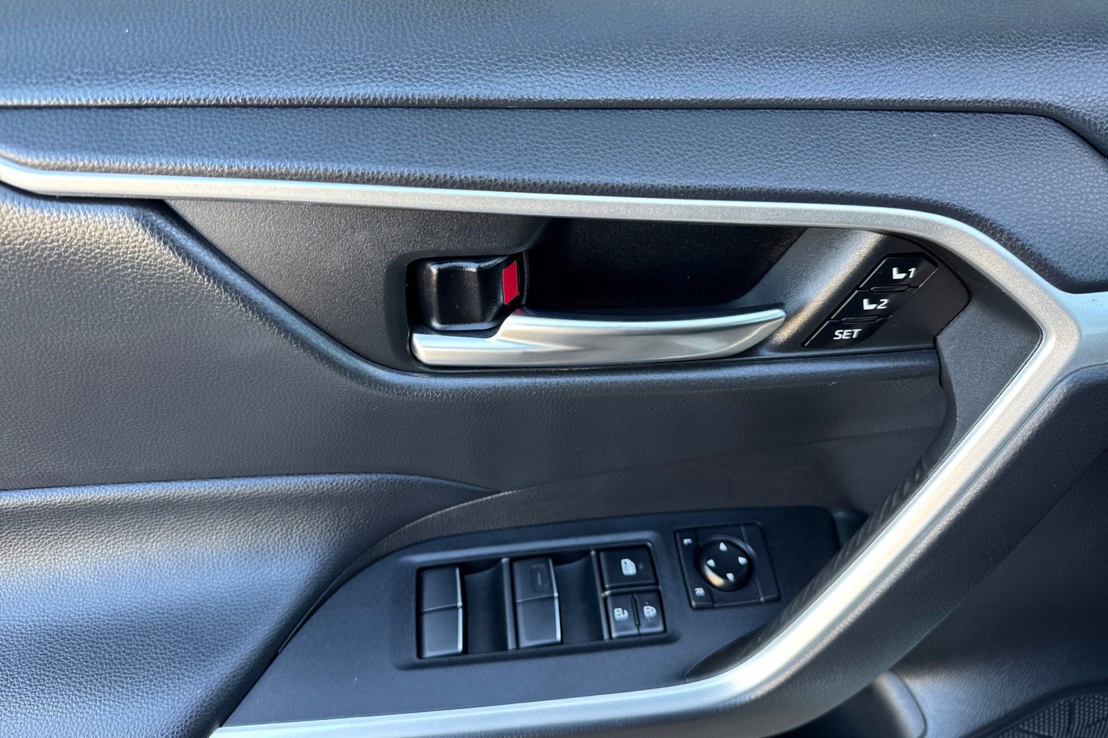 Used 2021 Toyota RAV4 XLE Premium image 11