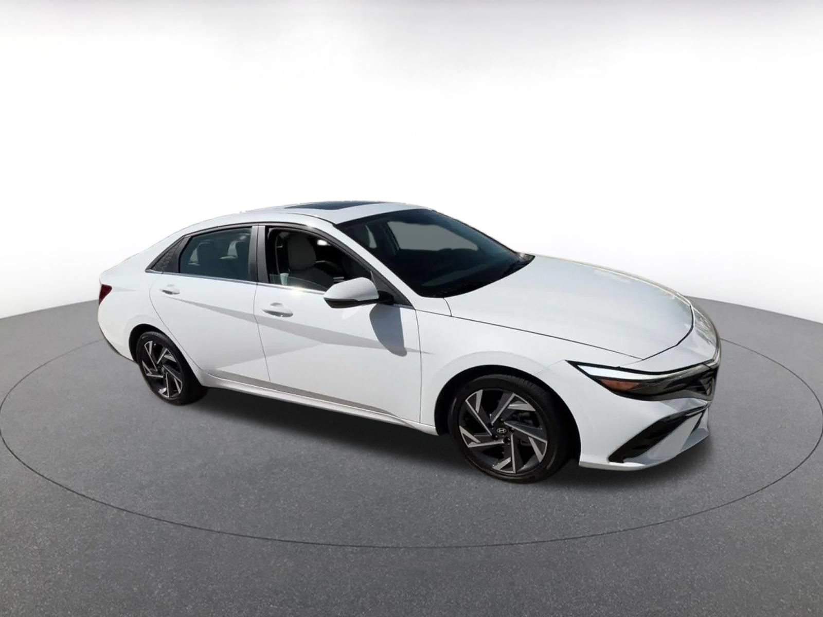Used 2025 Hyundai Elantra Limited FWD image 2