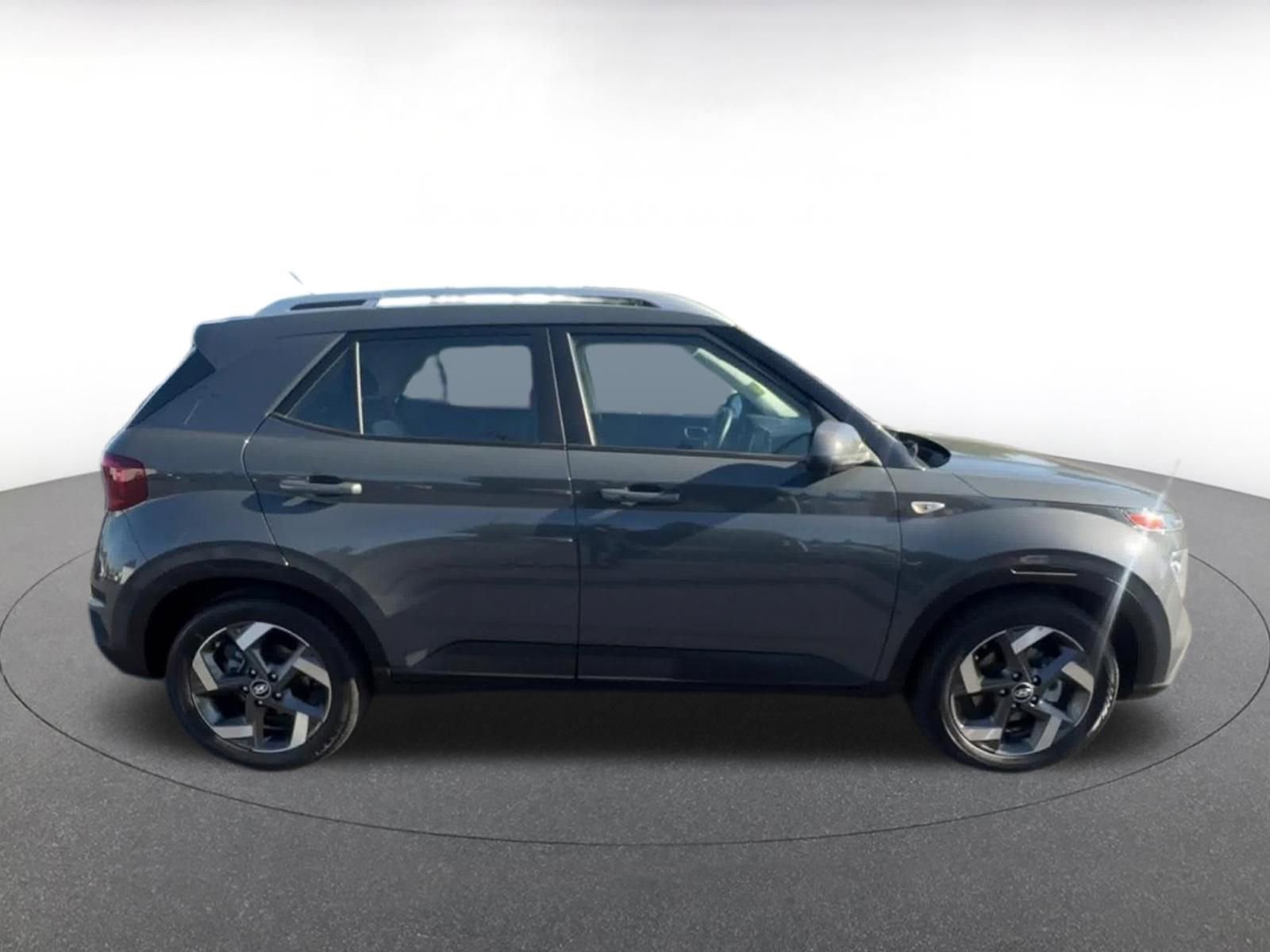 Used 2025 Hyundai Venue SEL image 16