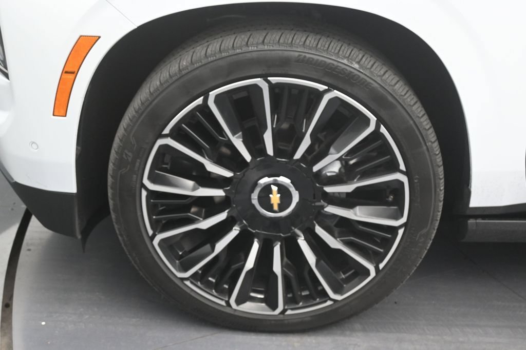 Used 2026 Chevrolet Suburban High Country AWD/4WD image 9