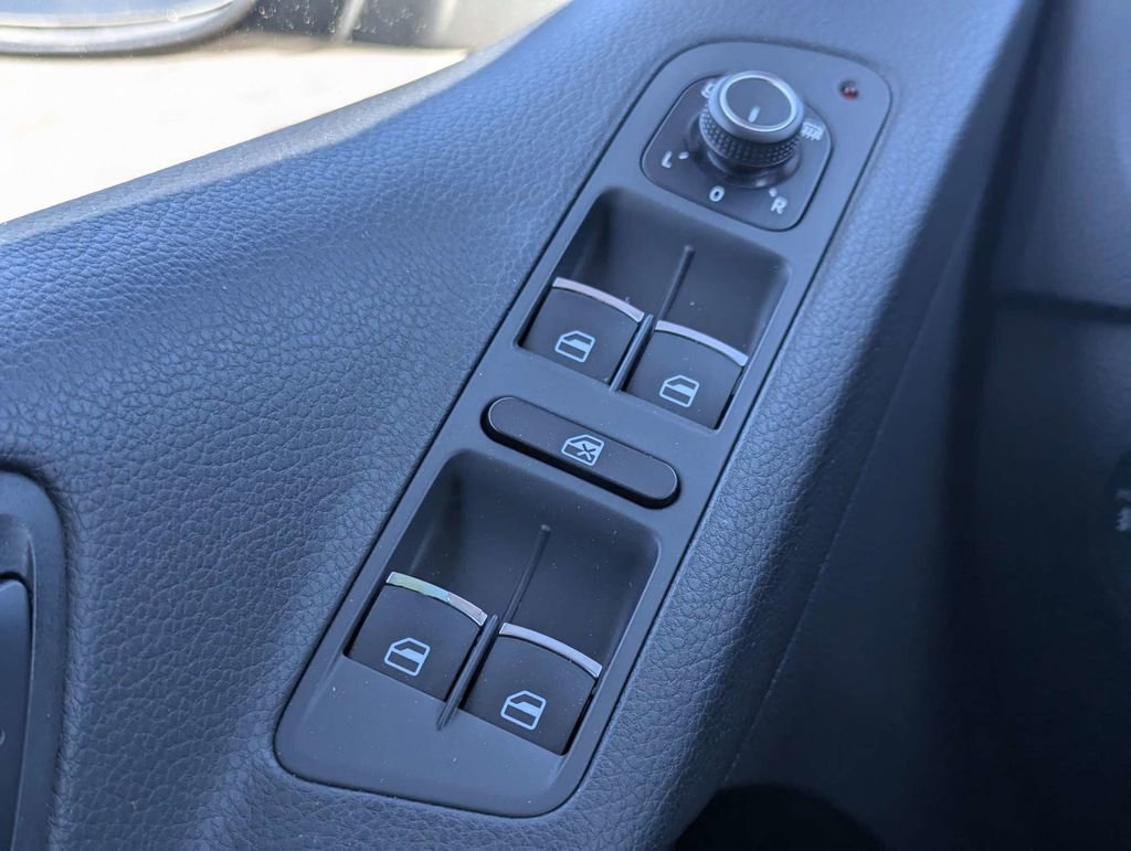 Used 2017 Volkswagen Tiguan SEL image 25