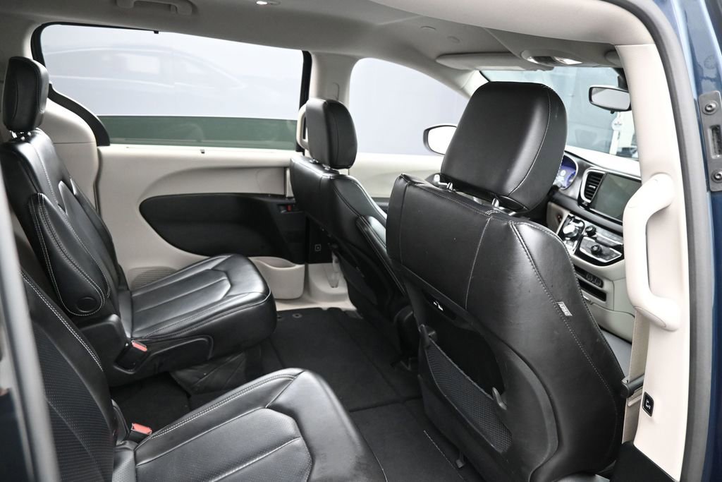 Used 2023 Chrysler Pacifica Touring-L FWD image 27