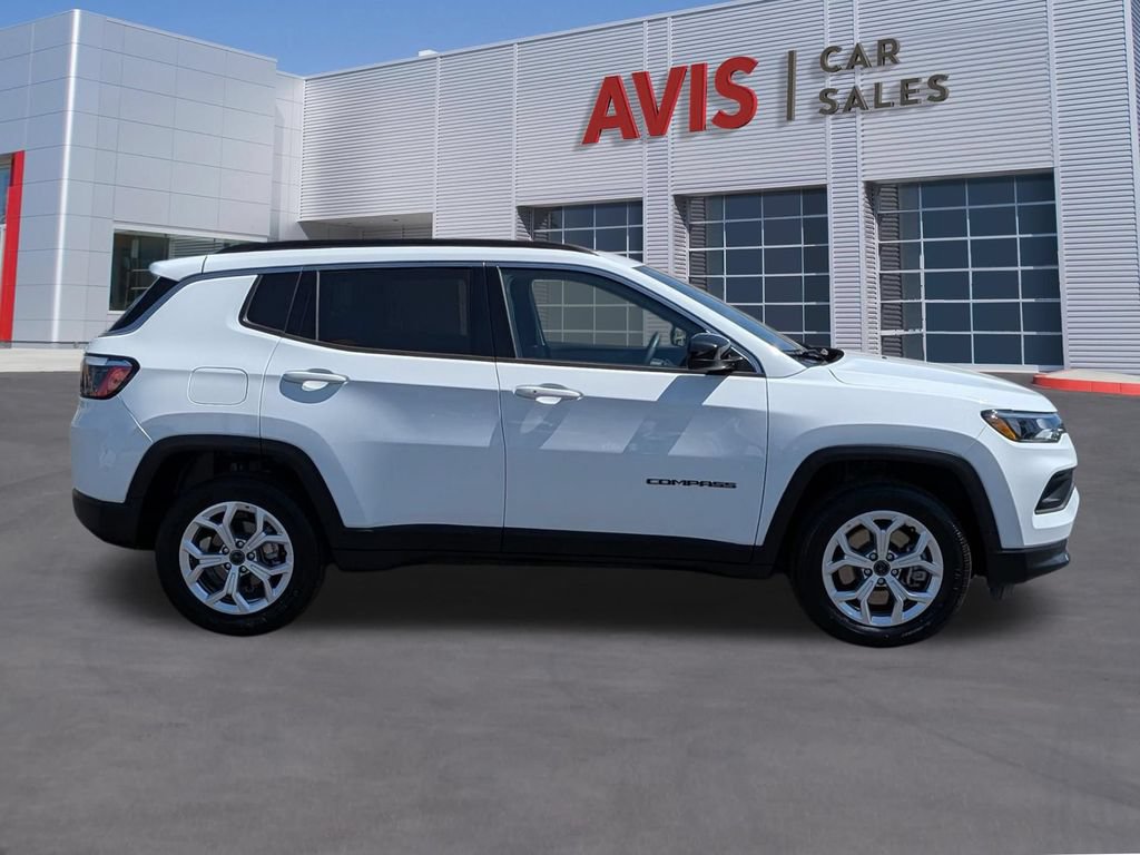 Used 2025 Jeep Compass Latitude w/ Sun & Sound Group AWD/4WD image 5