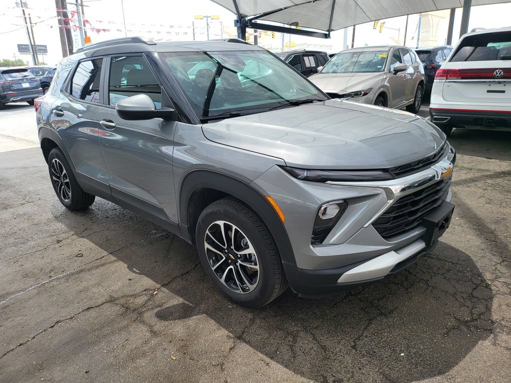 Used 2025 Chevrolet TrailBlazer LT AWD/4WD image 2