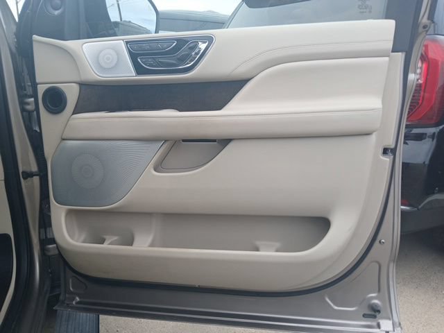 Used 2019 Lincoln Navigator L Reserve w/ Cargo Package AWD/4WD image 18