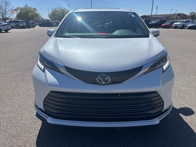 Used 2025 Toyota Sienna Limited image 8