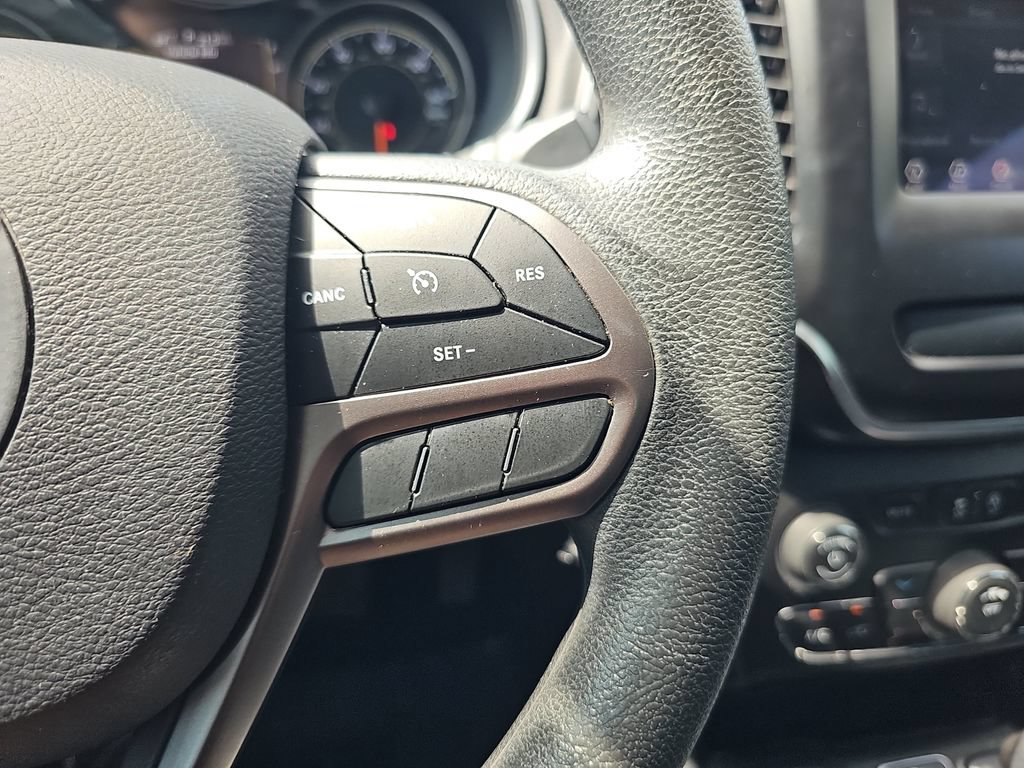 Used 2021 Jeep Cherokee Latitude FWD image 18