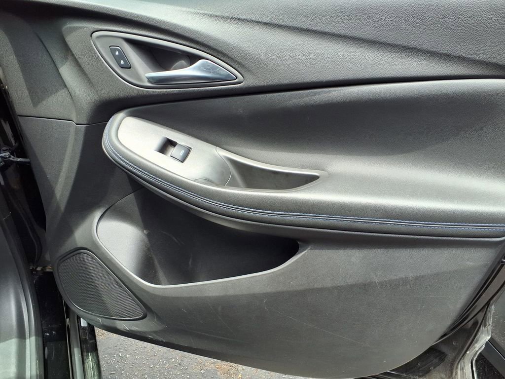 Used 2025 Buick Encore GX Sport Touring FWD image 2