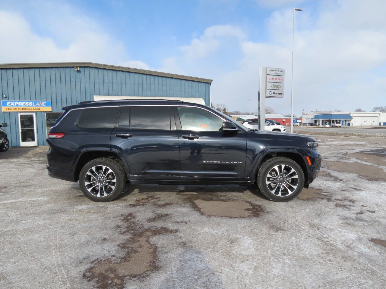 Used 2024 Jeep Grand Cherokee L Overland w/ Trailer Tow Package AWD/4WD image 1