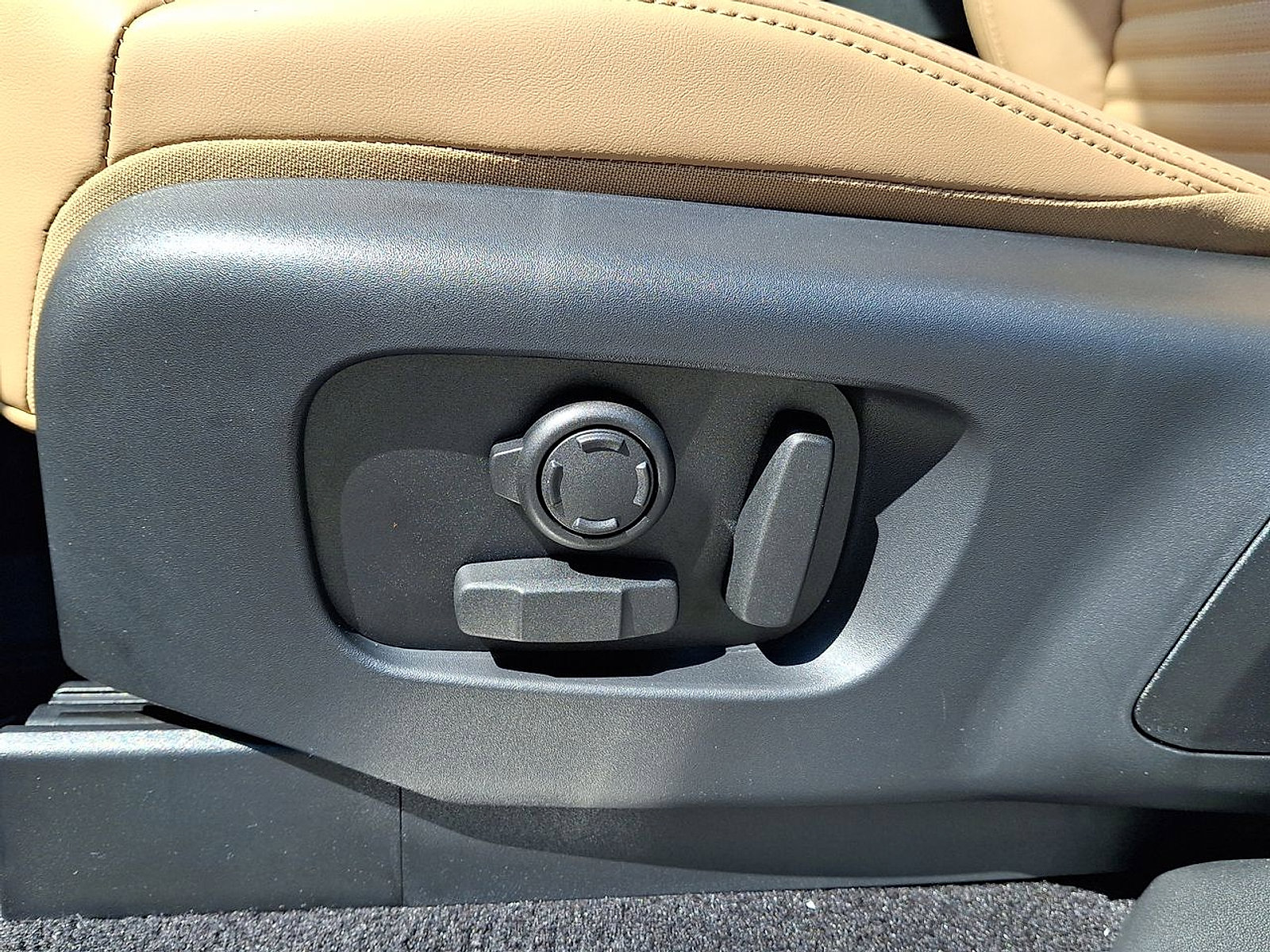 Certified 2025 Land Rover Discovery Dynamic SE image 18