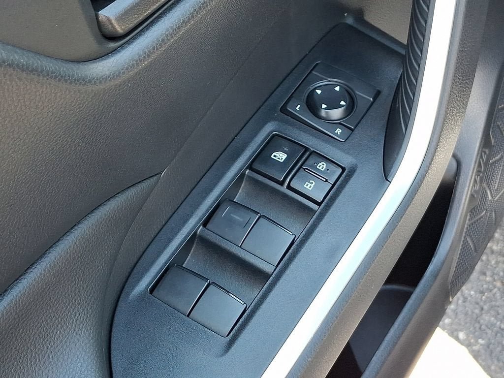 Used 2024 Toyota RAV4 LE AWD/4WD image 29