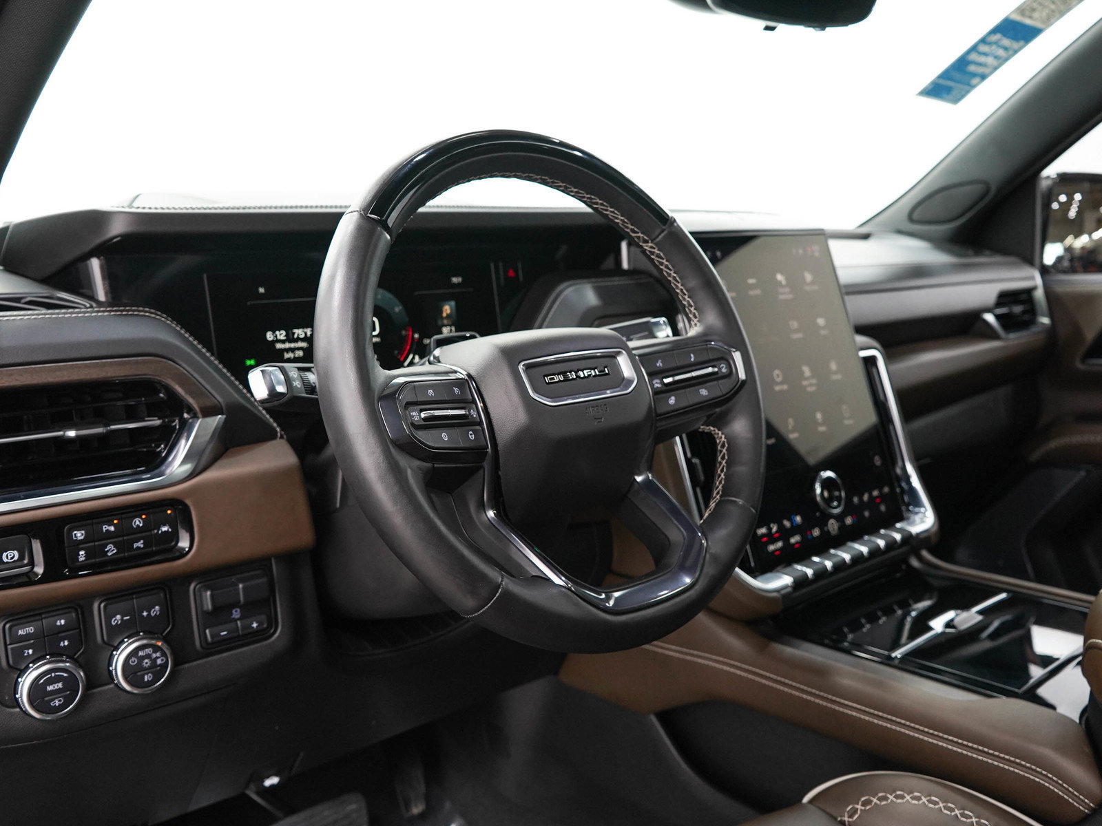 Used 2025 GMC Yukon XL Denali Ultimate AWD/4WD image 27