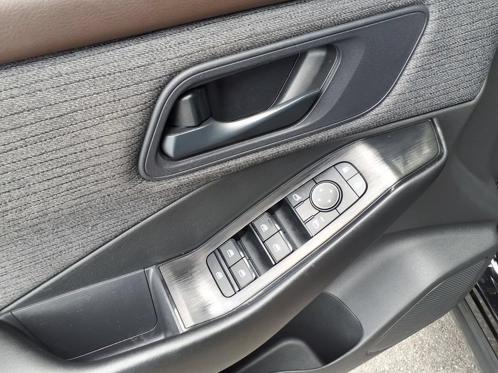 Used 2023 Nissan Rogue S FWD image 15