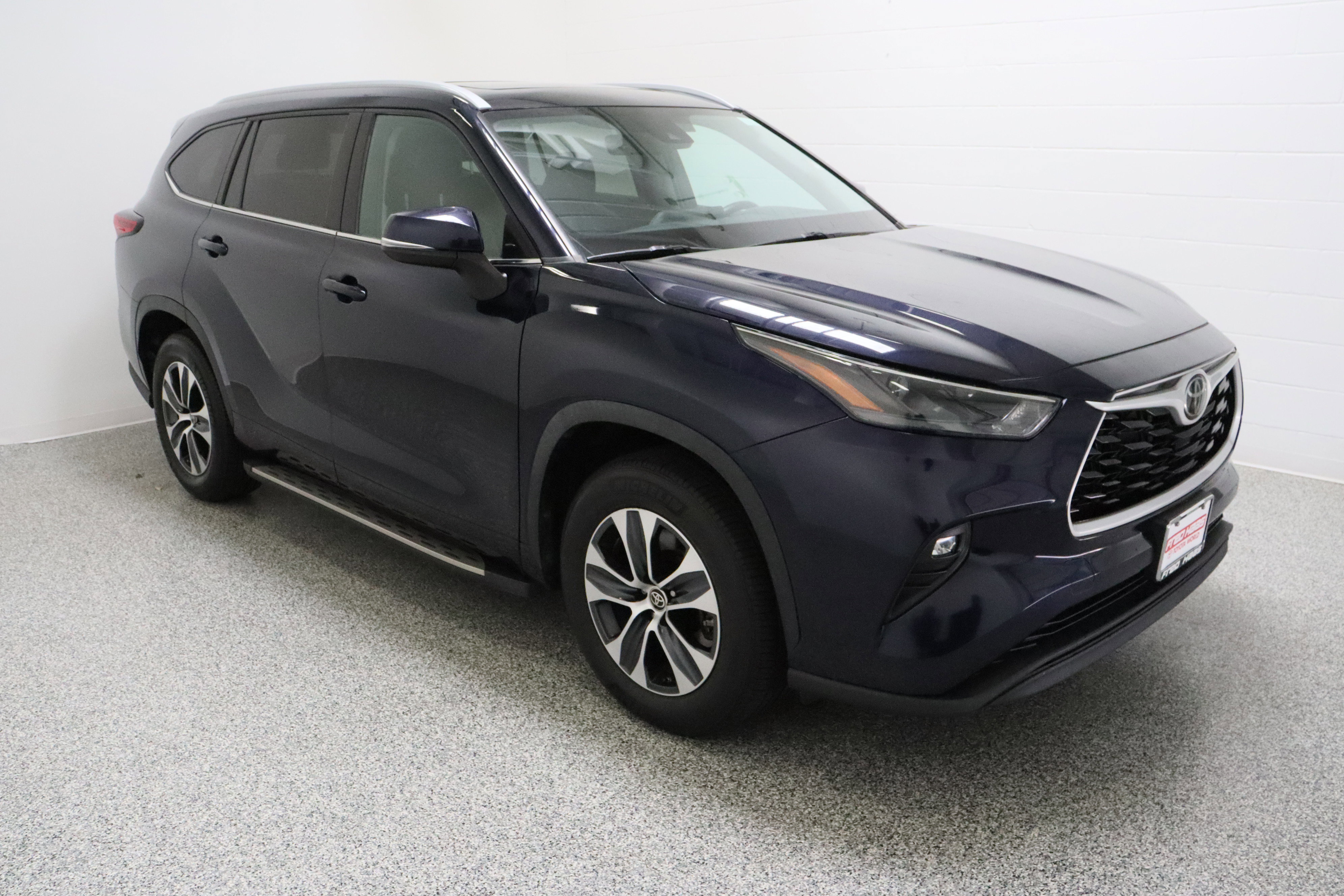 Used 2023 Toyota Highlander XLE image 4