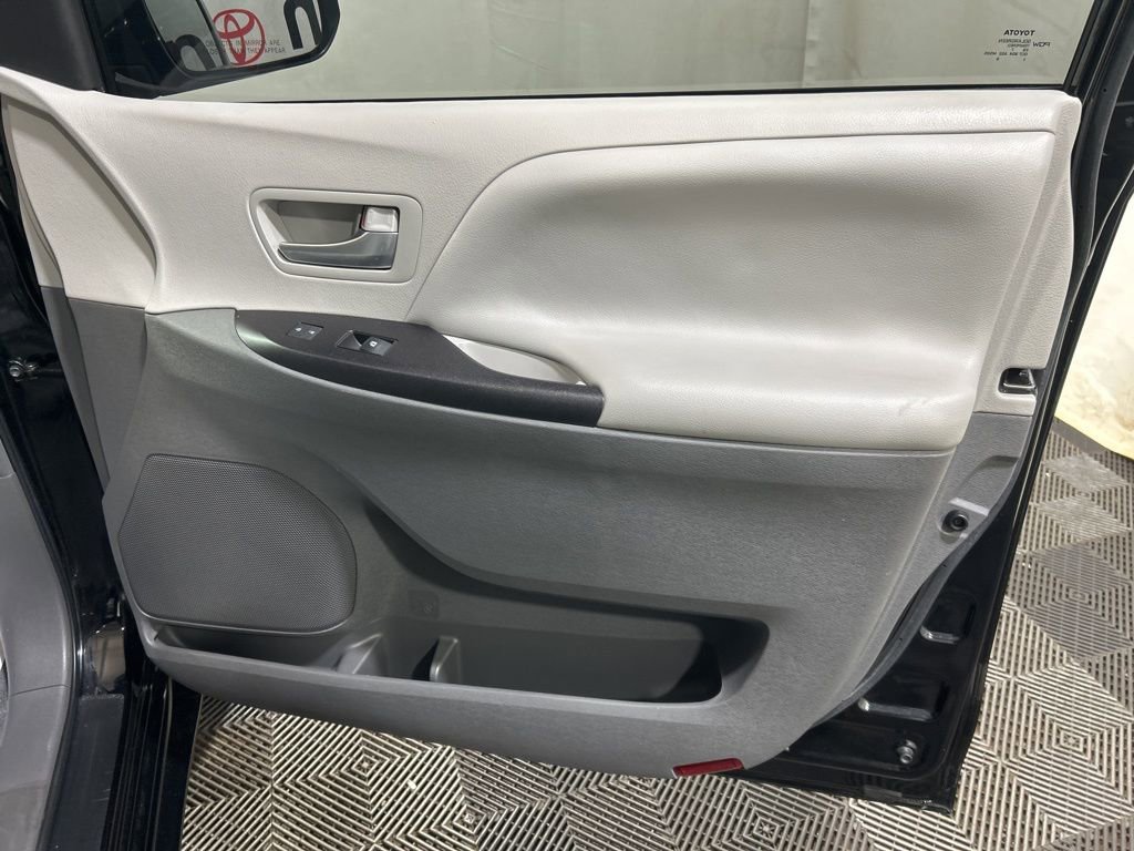 Used 2017 Toyota Sienna LE image 11