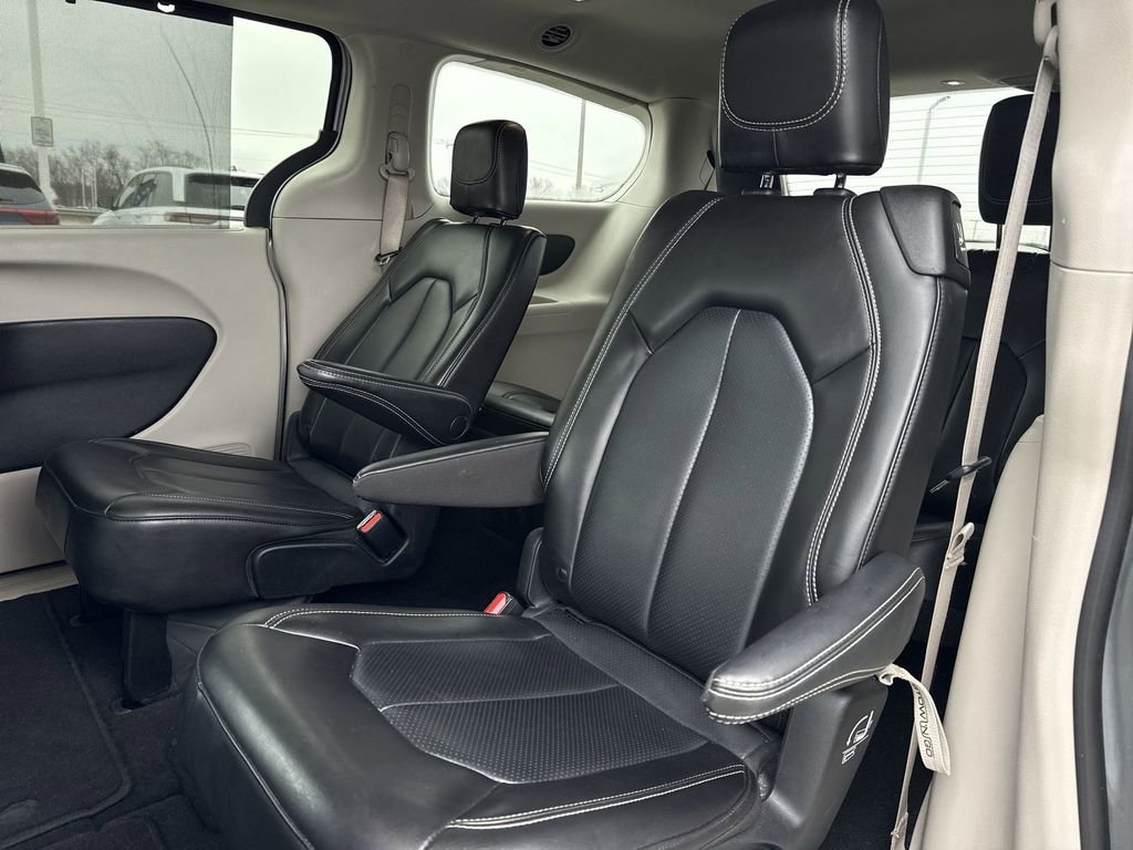 Used 2023 Chrysler Pacifica Touring-L image 24