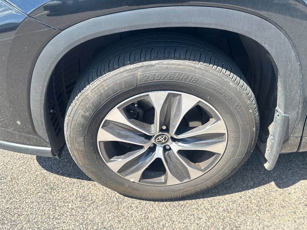 Used 2024 Toyota Highlander XLE AWD/4WD image 9