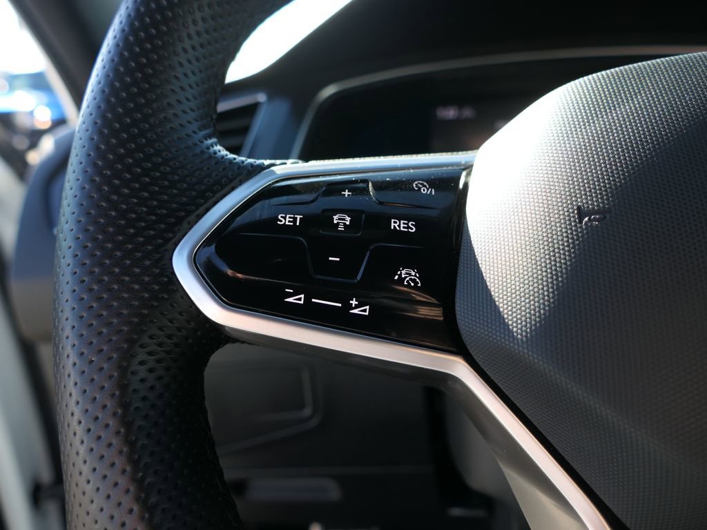 Used 2022 Volkswagen Tiguan SE R-Line image 13