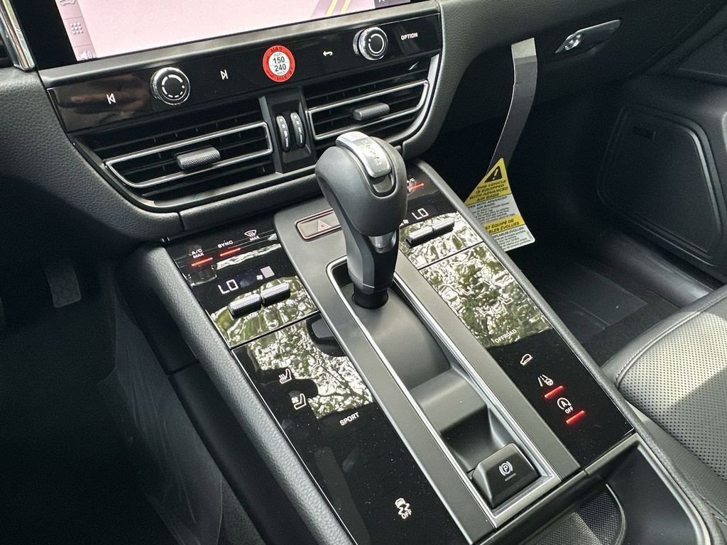 Certified 2025 Porsche Macan image 15