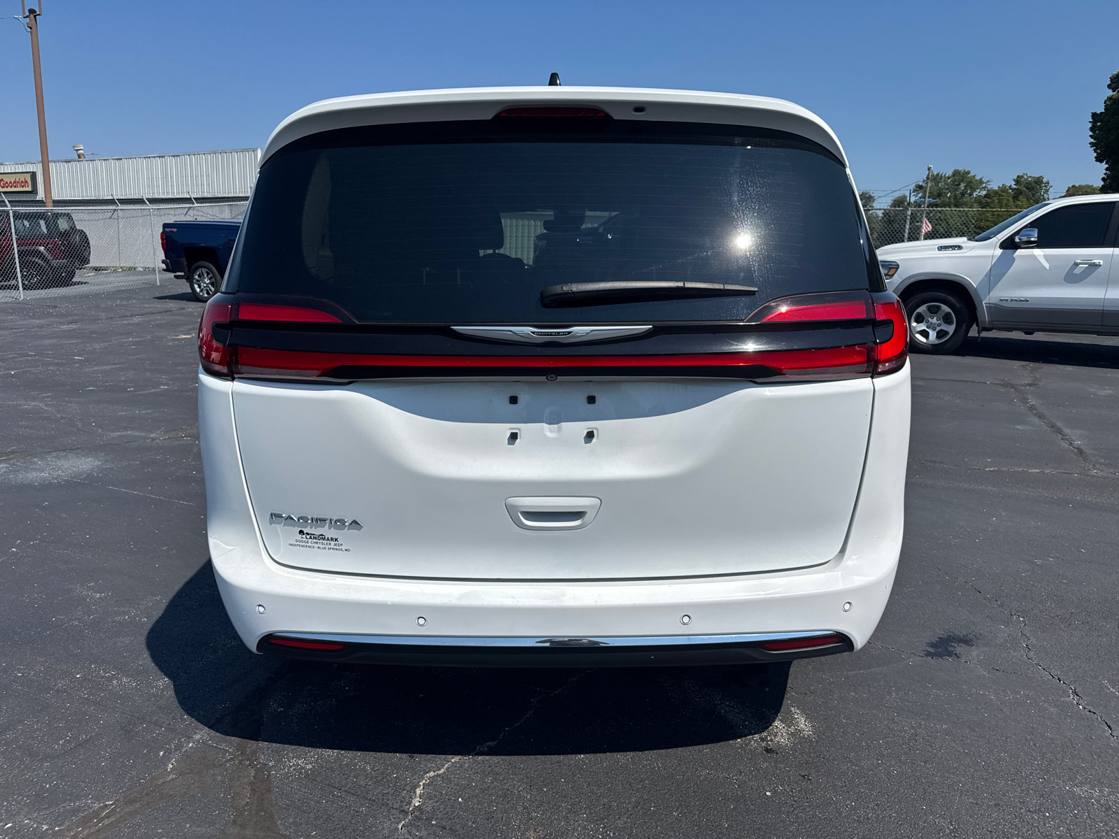 Used 2024 Chrysler Pacifica Touring-L FWD image 4