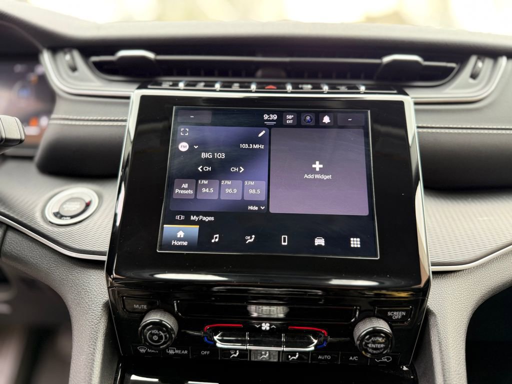 Used 2023 Jeep Grand Cherokee Laredo image 11