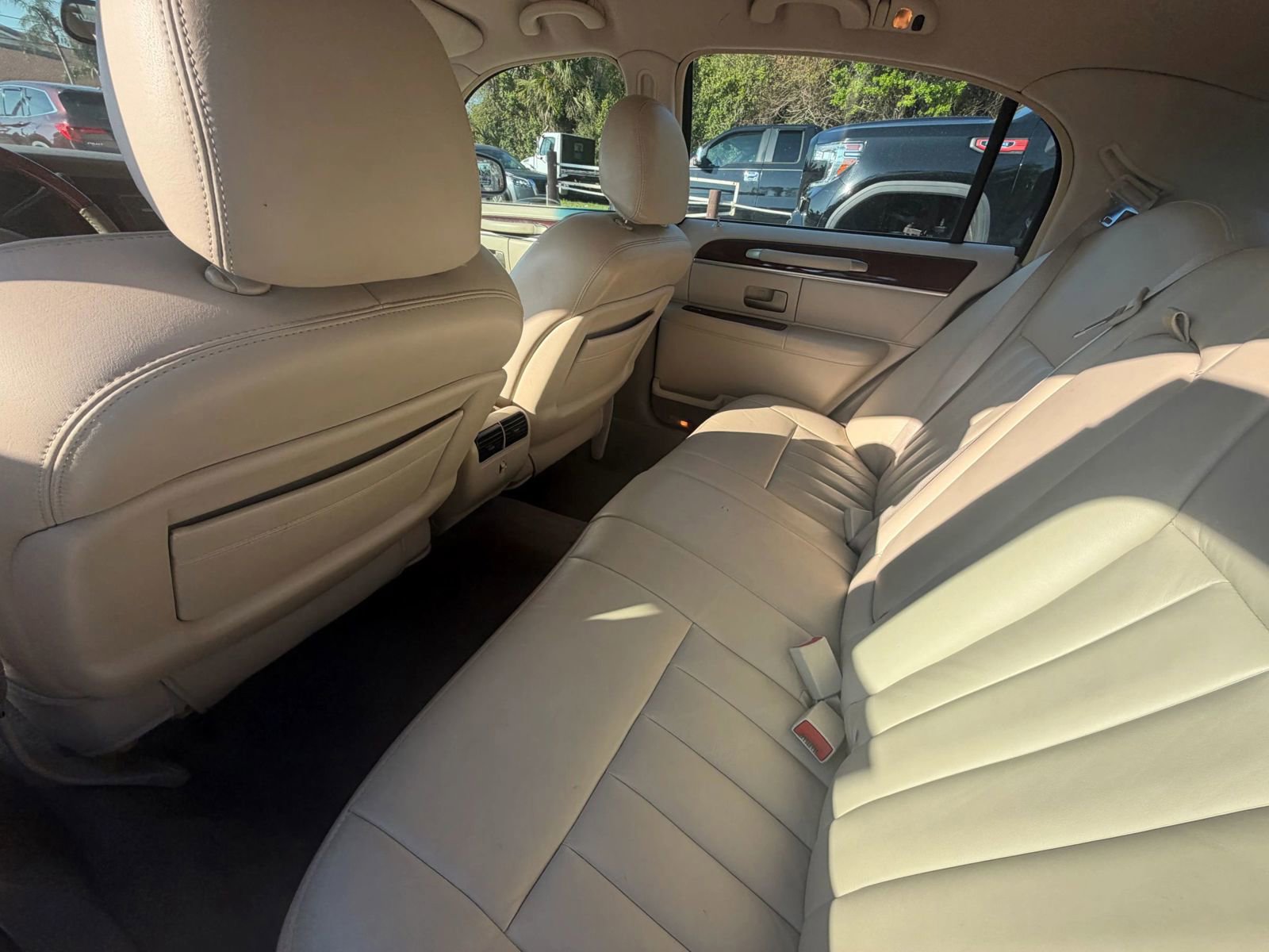 Used 2003 Lincoln Town Car Signature image 10