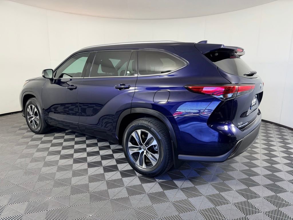 Used 2021 Toyota Highlander XLE image 9