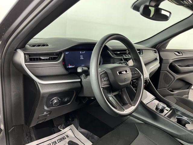Used 2024 Jeep Grand Cherokee L Laredo RWD image 21