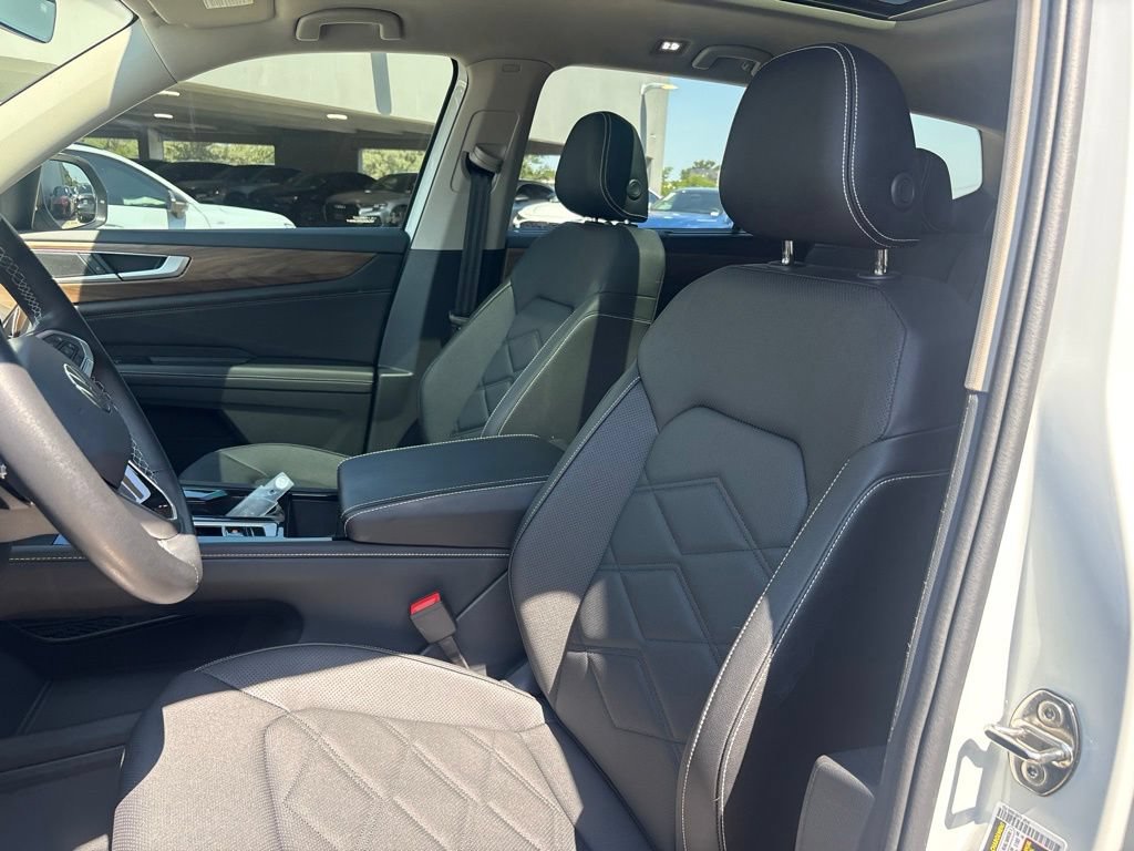 Used 2025 Volkswagen Atlas SE w/ Panoramic Sunroof Package FWD image 13