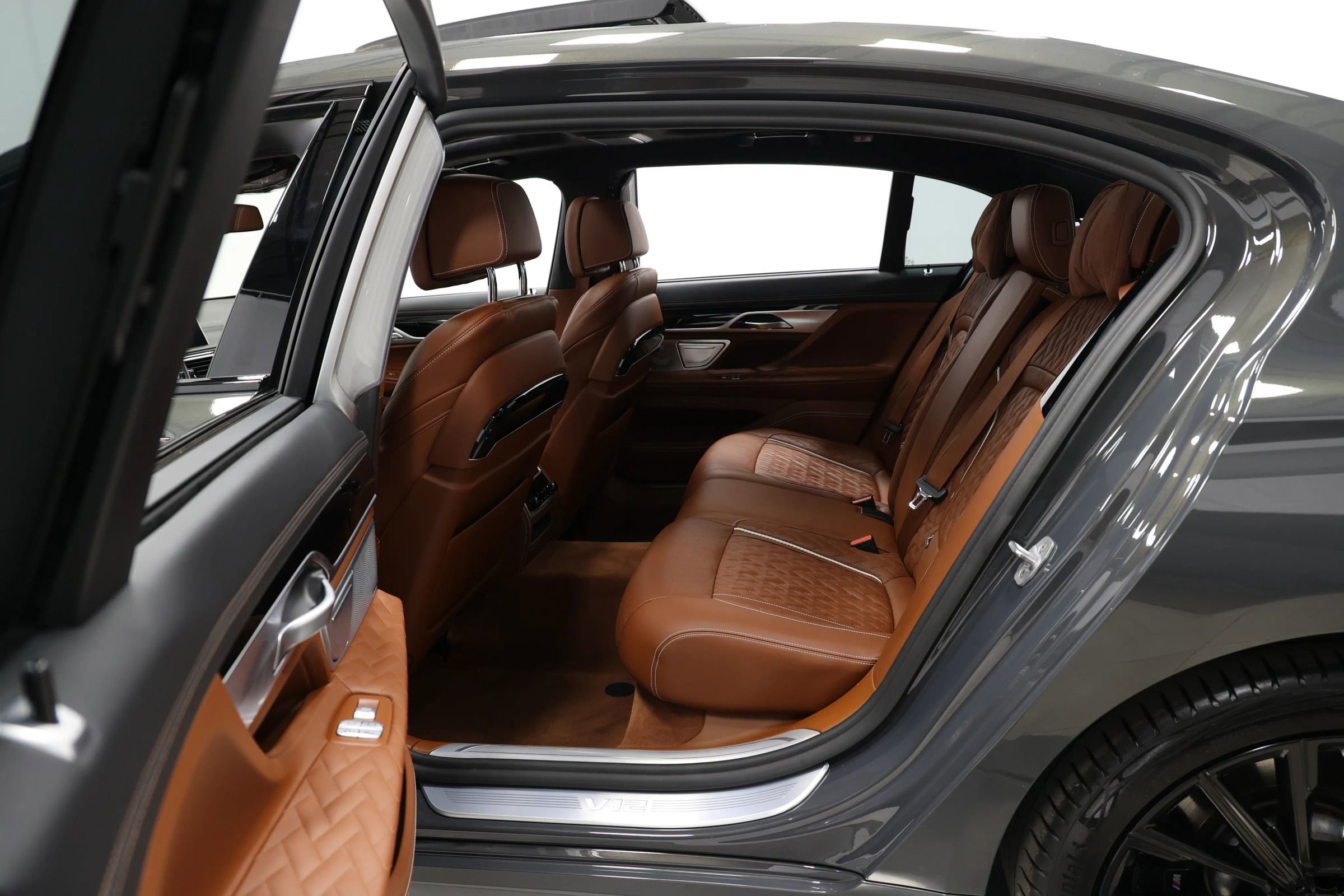 Used 2022 BMW M760i xDrive w/ Luxury Rear Seating Package image 53