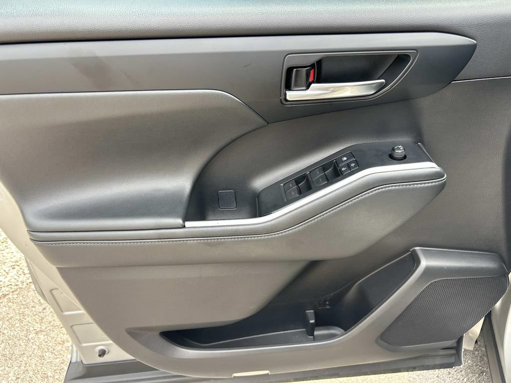 Used 2021 Toyota Highlander XLE FWD image 19
