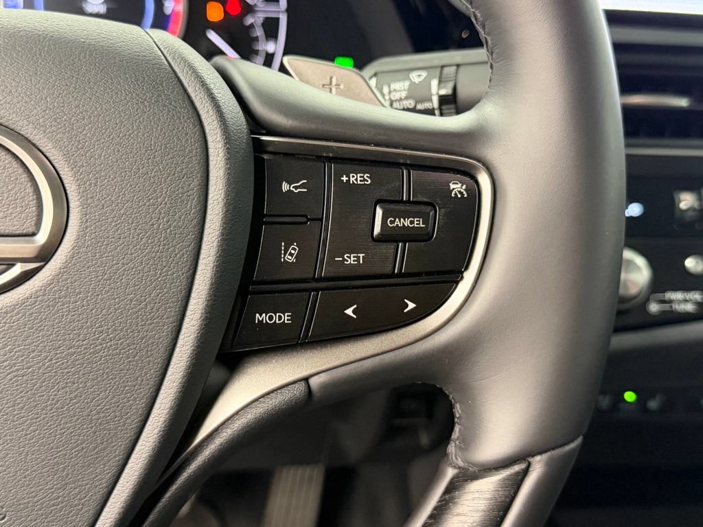 Used 2025 Lexus ES 300h w/ Luxury Package FWD image 30