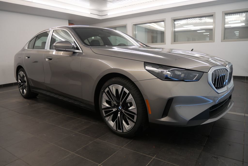 Used 2025 BMW 530i xDrive w/ Premium Package image 8
