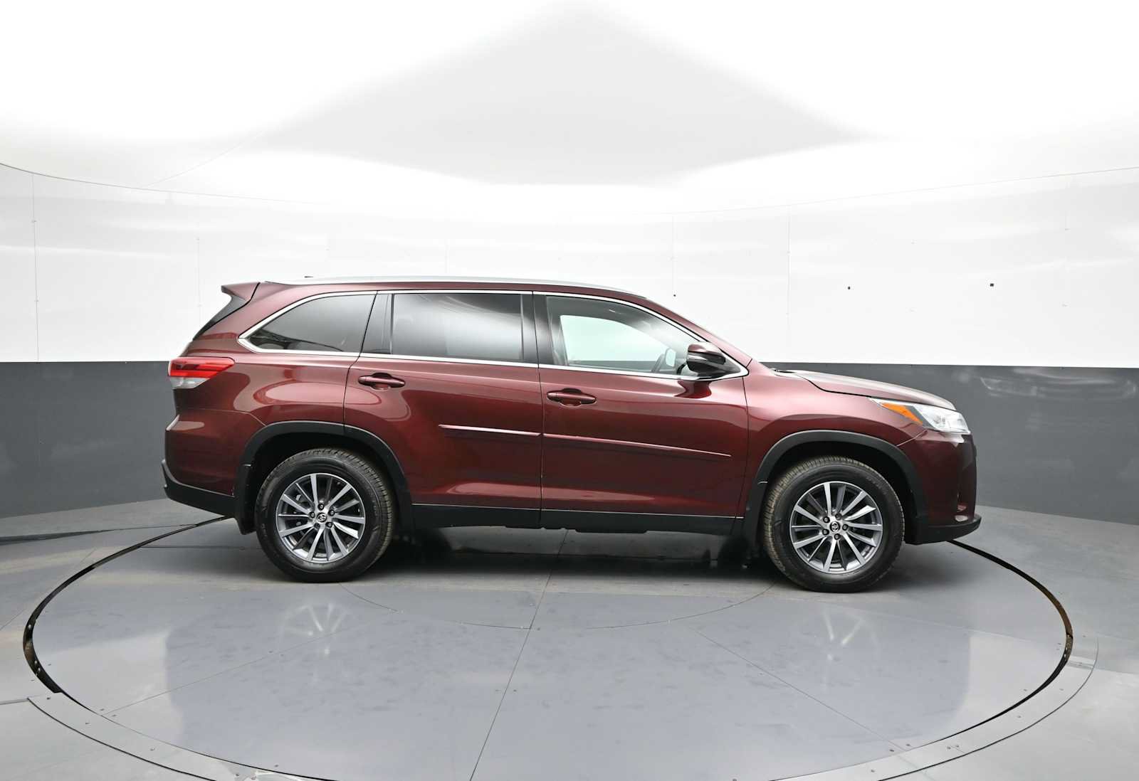Used 2019 Toyota Highlander XLE w/ Protection Package #3 AWD/4WD image 4
