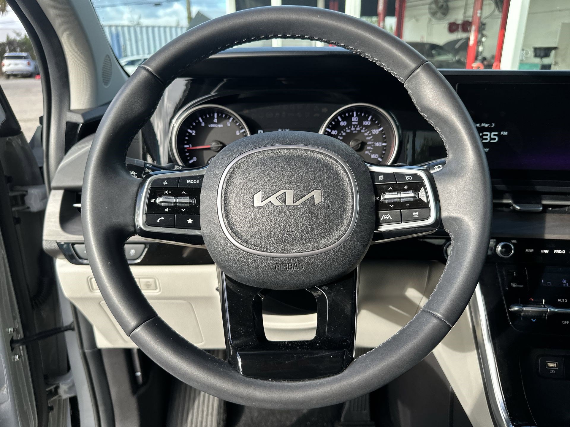 Used 2024 Kia Carnival EX image 11